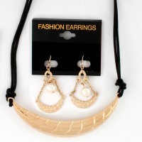 Набор из серьг и подвески на шею золотистый (7693)