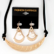 Набор из серьг и подвески на шею золотистый (7693)