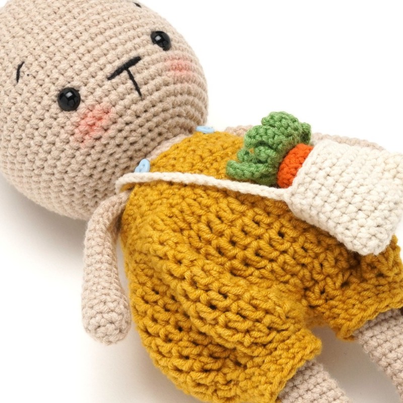 Вязаная игрушка амигуруми Зайка с морковкой 27см бежевый (29146)