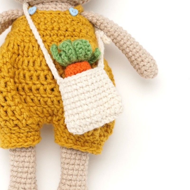 Вязаная игрушка амигуруми Зайка с морковкой 27см бежевый (29146)