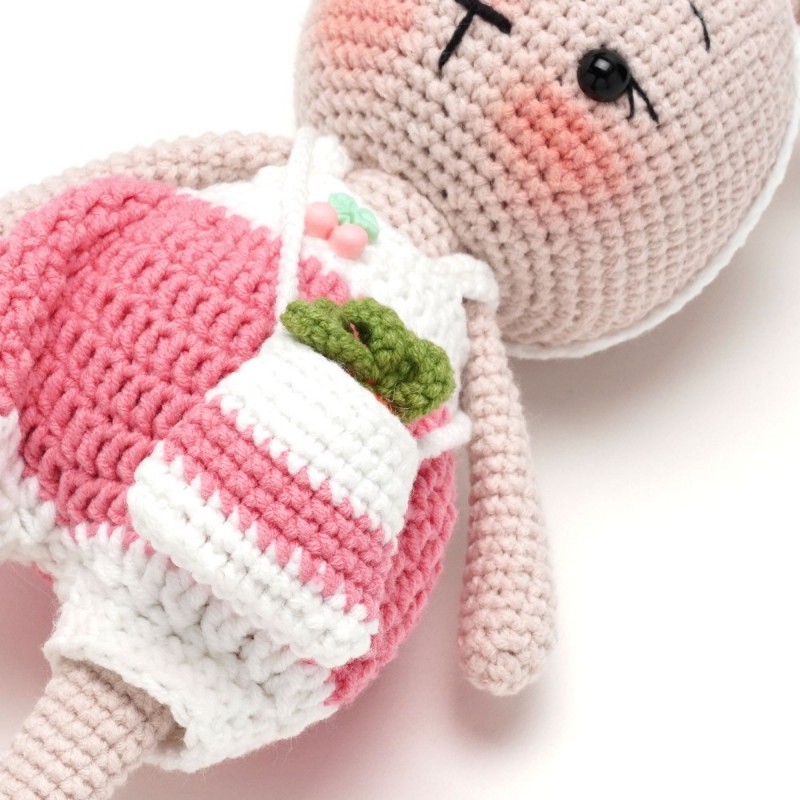 Вязаная игрушка амигуруми Зайка с морковкой 27см розовый (29147)