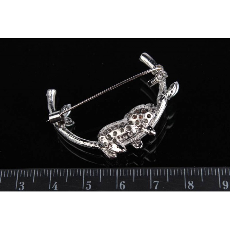 Брошь в виде панды на ветке черная