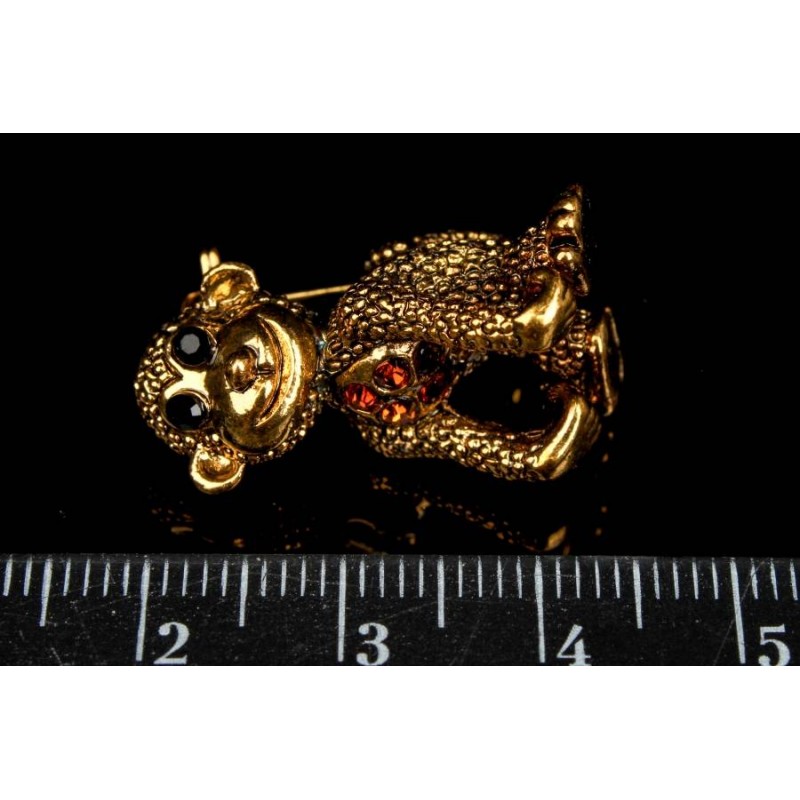 Брошь в виде обезьянки с глазами-стразами