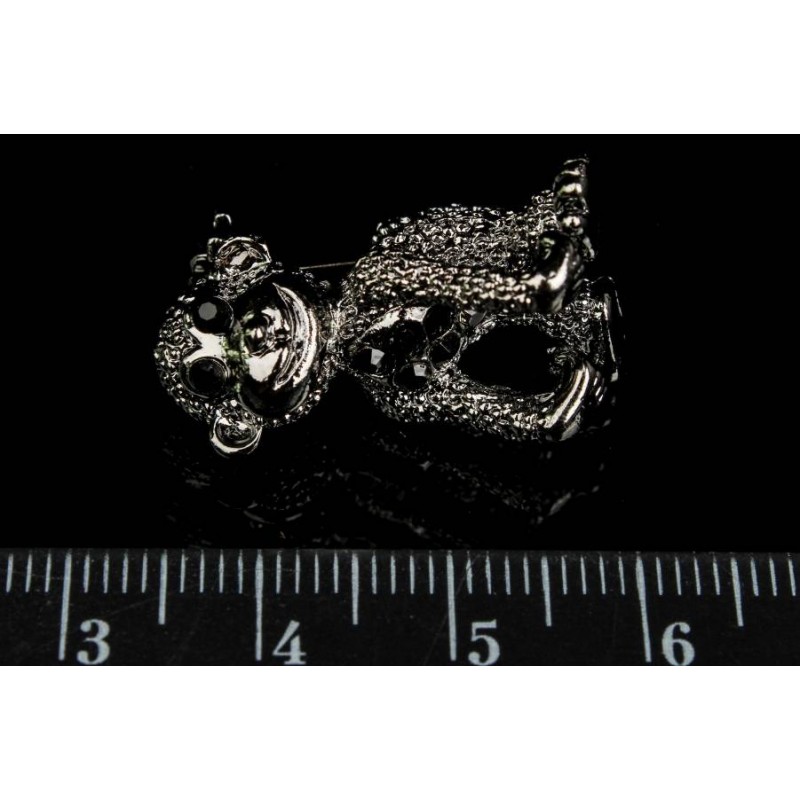 Брошь в виде обезьянки с глазами-стразами