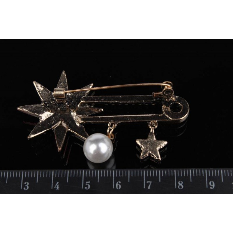 Брошь в виде звезды красная