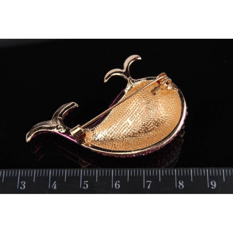 Брошь в форме кита розовая