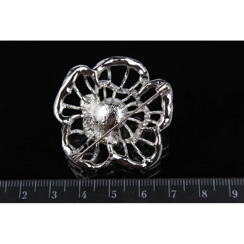 Брошь в виде цветка