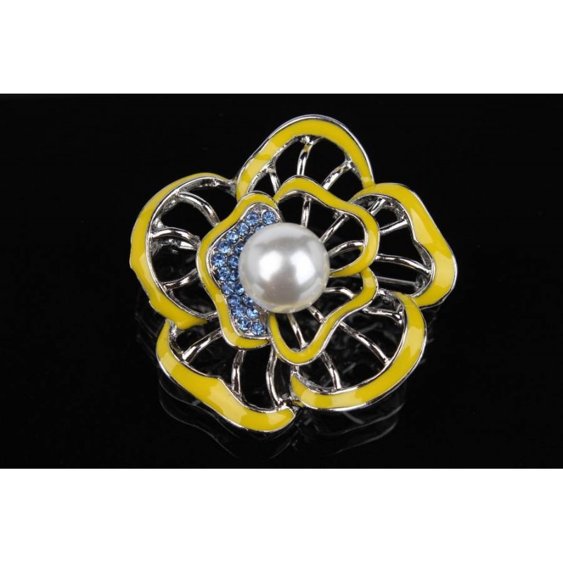 Брошь в виде цветка