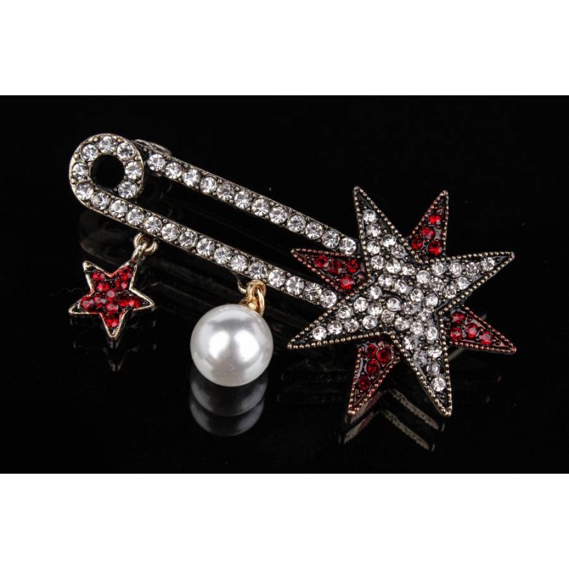 Брошь в виде звезды красная